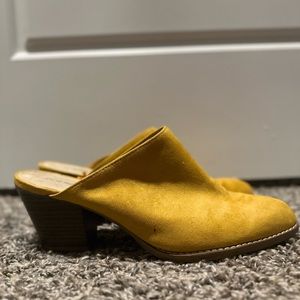 Old navy clogs in size 8.5 lightly worn